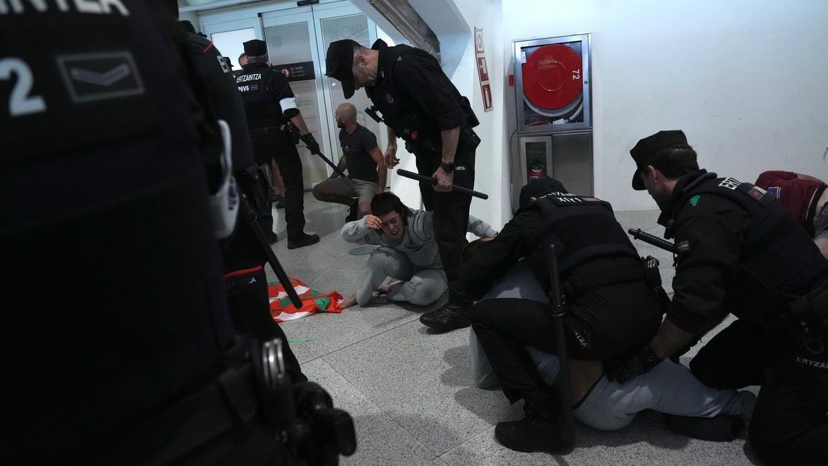 La Ertzaintza detiene a cuatro personas en el recibimiento a los miembros de la Flotilla en el aeropuerto de Loiu