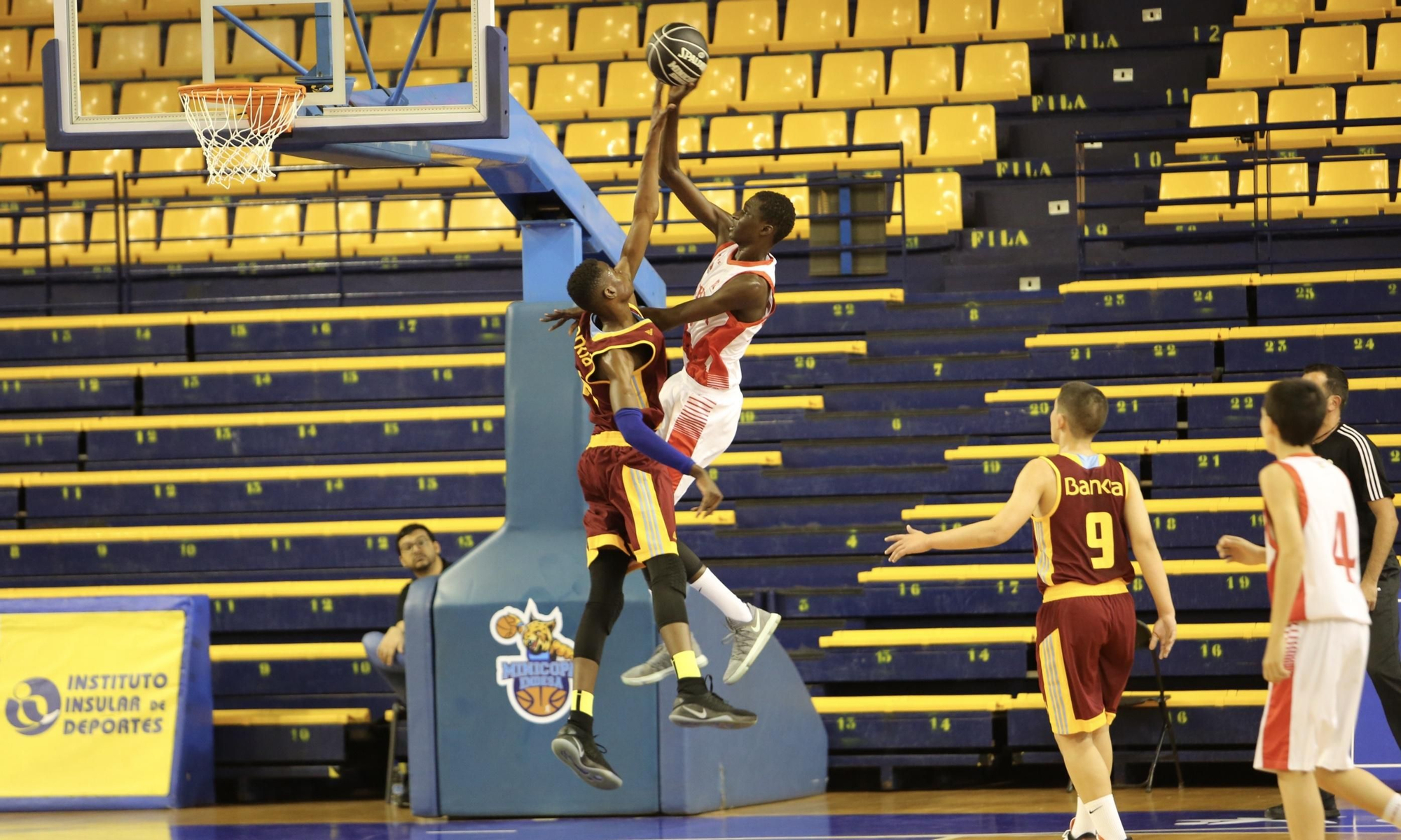 Duelo de la Minicopa Endesa entre el Gran Canaria y el Baskonia en el CID. (Alejandro Ramos).