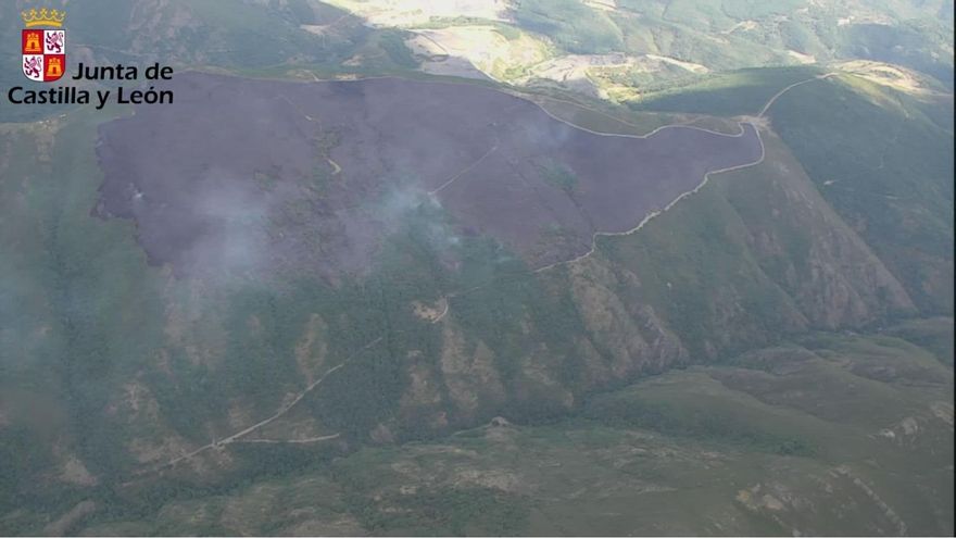 Estado del incendio de Igüeña este domingo.