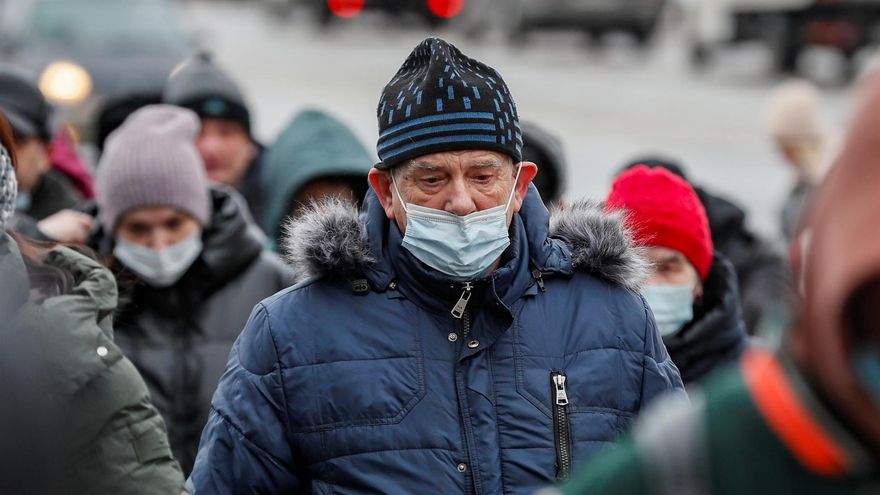 Transeuntes caminan con mascarilla por una calle de Moscú.