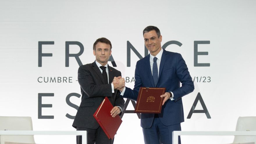 Archivo - El presidente de Francia, Emmanuel Macron (i) y el presidente del Gobierno, Pedro Sánchez (d), posan tras la firma de un Tratado de Amistad entre sus respectivos países, durante la XXVII Cumbre Hispano-Francesa