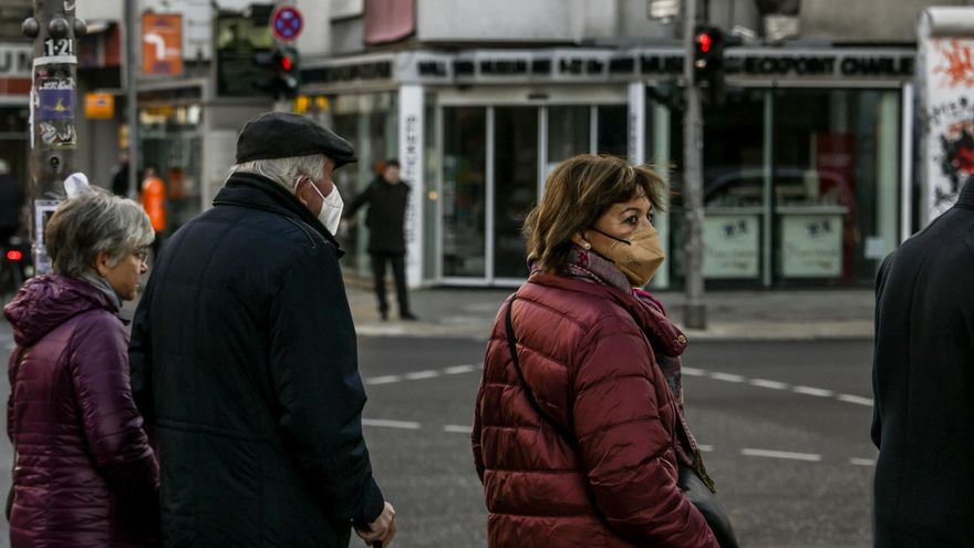 Transeuntes en una calle de Berlín.