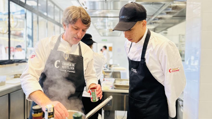 Paco Ybarra con uno de los alumnos durante la clase de cocina