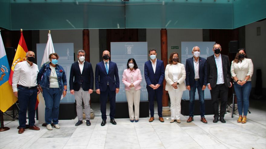 El alcalde de Las Palmas de Gran Canaria firma la adhesión  a la iniciativa Fast-Track junto a la ministra de Sanidad, el coordinador europeo de esta estrategia, la concejala de Igualdad o el concejal de Salud Pública.