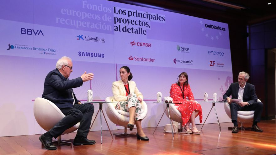 Galo Gutiérrez, director general de Industria y Pymes; Raquel Blanco, directora global de Smart Mobility en Iberdrola; y Isabel Buschel, directora de Transport & Environment para España. La mesa ‘Coches eléctricos y conectados’ fue moderada por Gumersindo Lafuente, director de Opinión de elDiario.es.