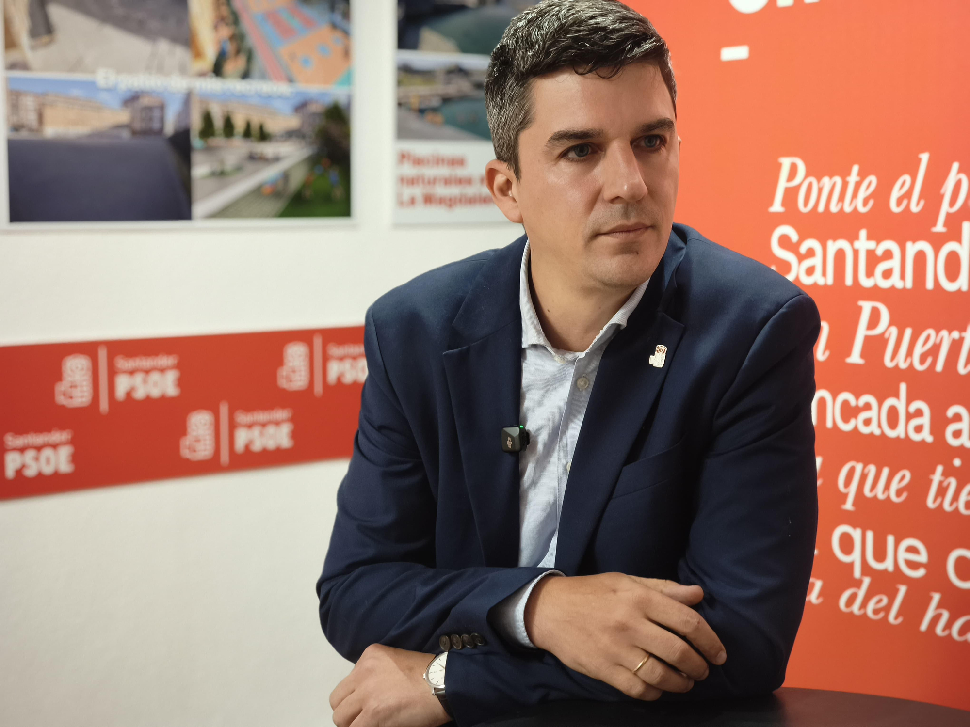Daniel Fernández durante la entrevista en la sede del PSOE de Santander.