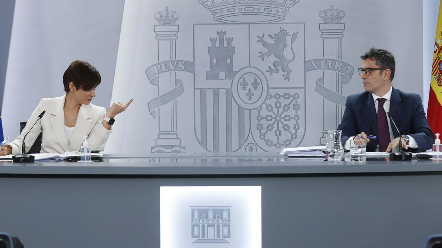 El ministro de la Presidencia, Relaciones con las Cortes y Memoria Democrática, Félix Bolaños, y la ministra de Política Territorial y portavoz del Gobierno, Isabel Rodríguez, durante la rueda de prensa posterior a la reunión del Consejo de Ministros.