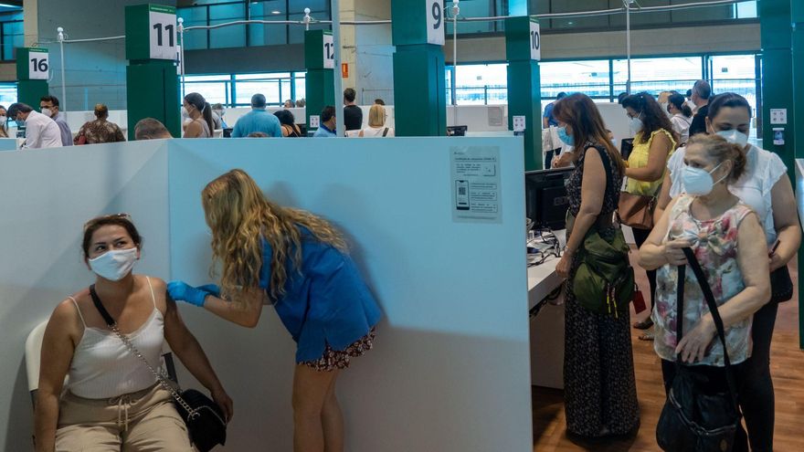 La mitad de los andaluces mayores de 16 años han recibido ya la pauta completa de la vacuna