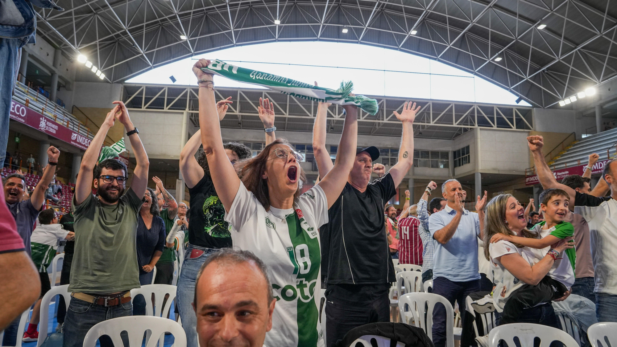 Aficionados del Coto Córdoba celebran frente a la pantalla gigante el ascenso de categoría
