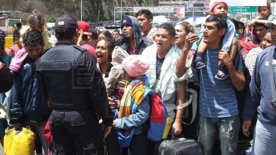 Migrantes venezolanos protestan el 26 de agosto de 2019 en el puente Rumichaca, frontera entre Ecuador y Colombia por la nueva medida de las autoridades ecuatorianas que desde este lunes les exige un visado excepcional humanitario para poder ingresar al país.