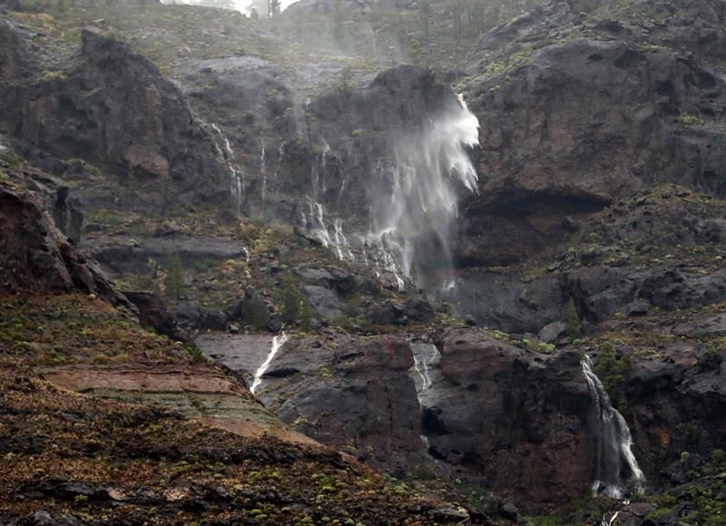 Cascadas de agua de lluvia en la localidad de Veneguera