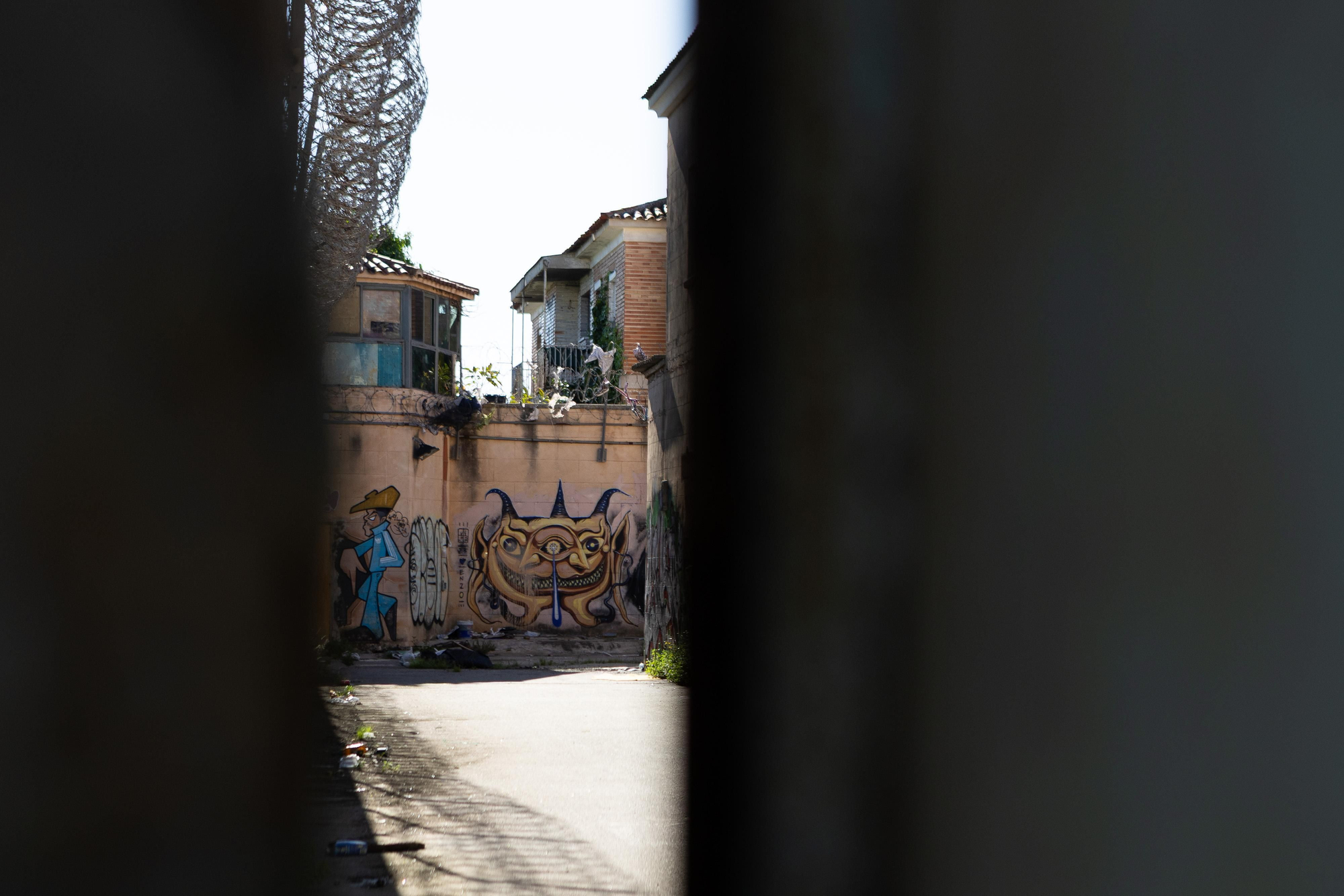 Vista del interior de la antigua prisión de Palma a través de uno de los accesos al recinto