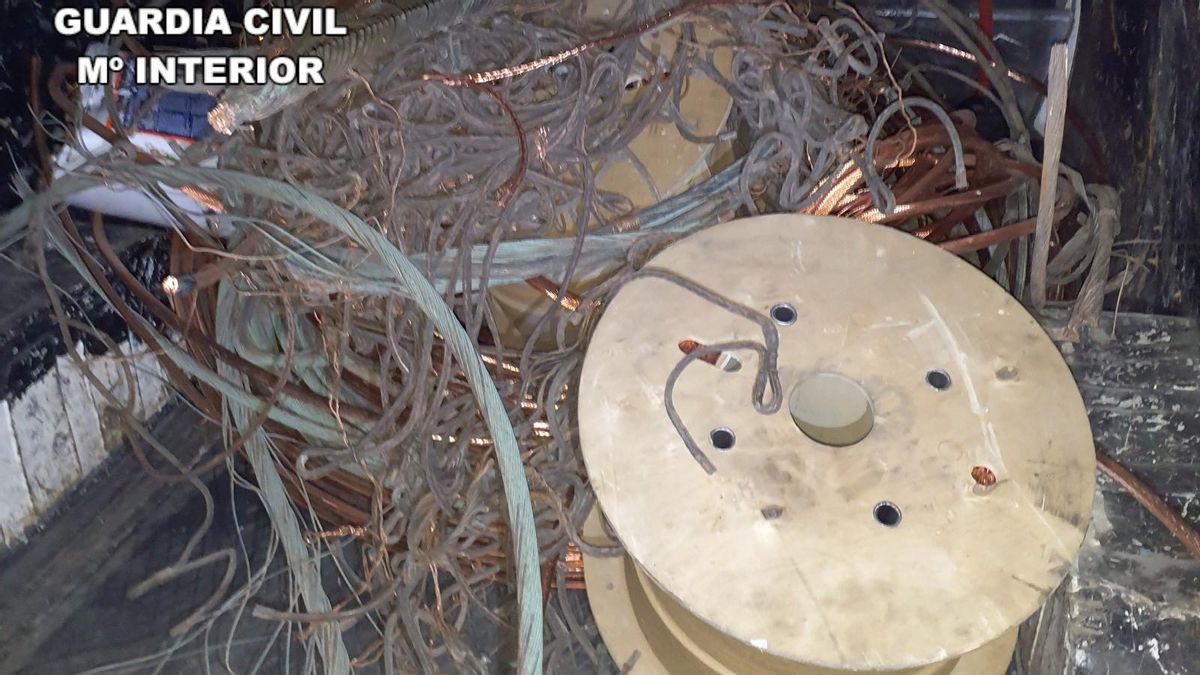 Pillan in fraganti a tres jóvenes robando cobre en una empresa del polígono industrial de León