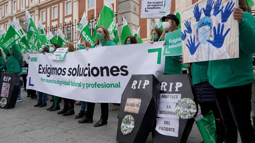 Protesta de enfermeras y fisioterapeutas de Satse ante el Sacyl de Valladolid. // Leticia Pérez / ICAL