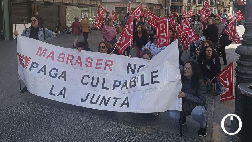 Gran respaldo a la huelga y la manifestación de las trabajadores de limpieza de los institutos