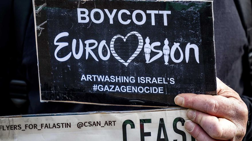 Un manifestante pro-palestino protesta antes de un concierto previo del concurso de Eurovisión de 2024 en Ámsterdam.