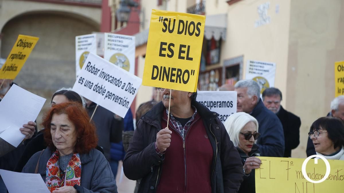 Concentración para denunciar el incumplimiento del Gobierno en la recuperación de los bienes inmatriculados por la Iglesia católica