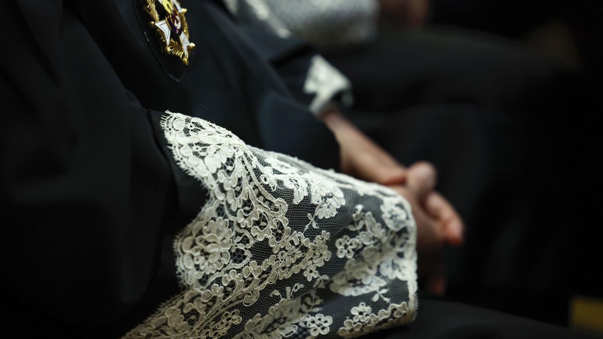 Imagen de archivo de la puñeta, encaje de las mangas de las togas. EFE/Chema Moya