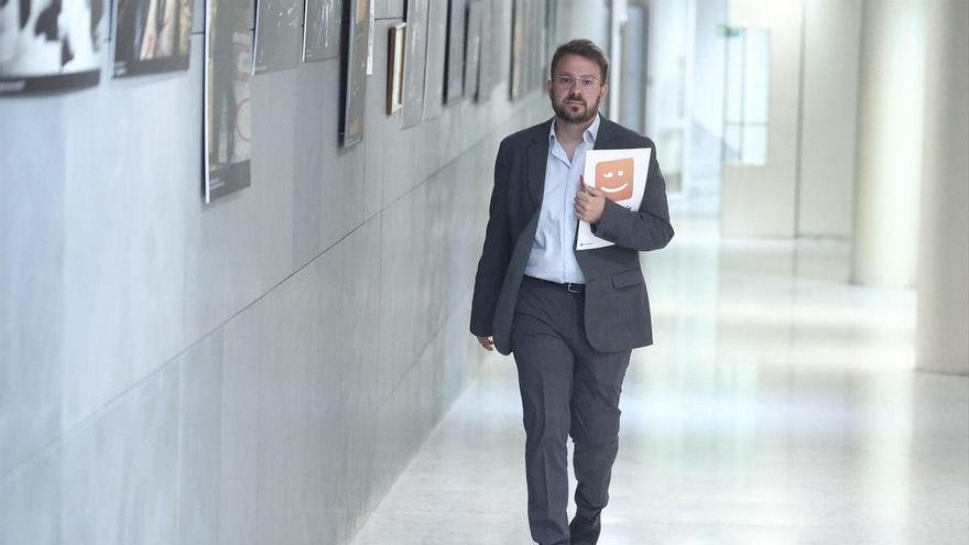 El portavoz adjunto de Sumar en el Congreso de los Diputados y miembro de Compromís, Alberto Ibáñez, a su llegada a una rueda de prensa en el Congreso de los Diputados, a 14 de julio de 2026, en Madrid (España).