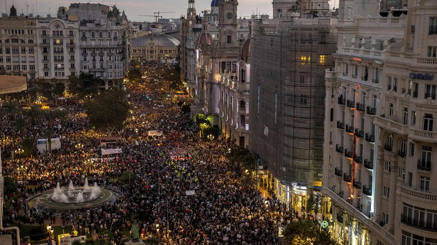 Una protesta masiva toma Valencia por las “negligencias” de la DANA: “Mazón dimisión”