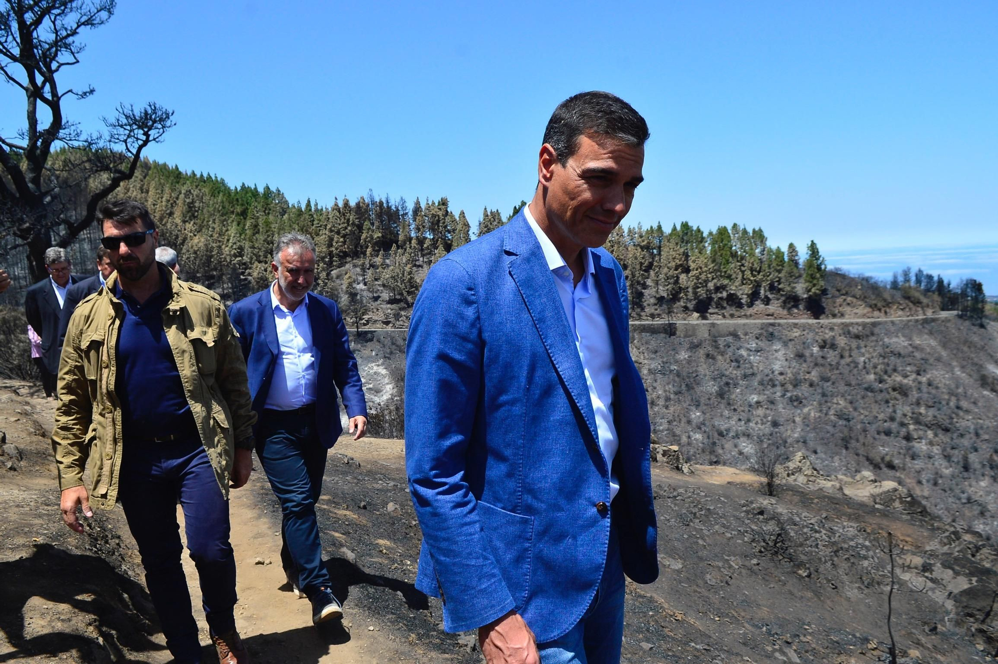 Pedro Sánchez en su visita a la Isla de Gran Canaria para conocer los efectos del incendio.