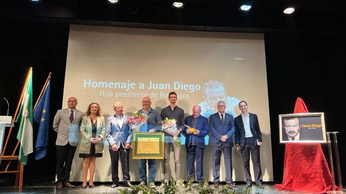 Imagen de este sábado del acto de homenaje a Juan Diego, quien pasa a dar nombre al teatro de Bormujos (Sevilla).