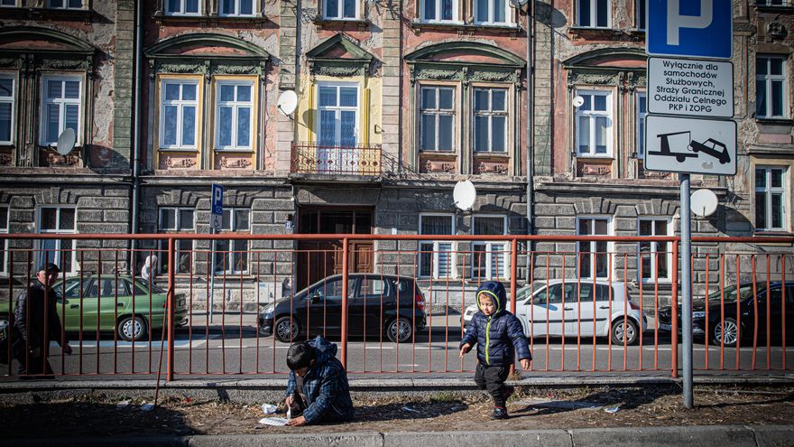 Dos niños ucranianos esperan junto a sus familias para coger un tren con destino Lviv en Ucrania