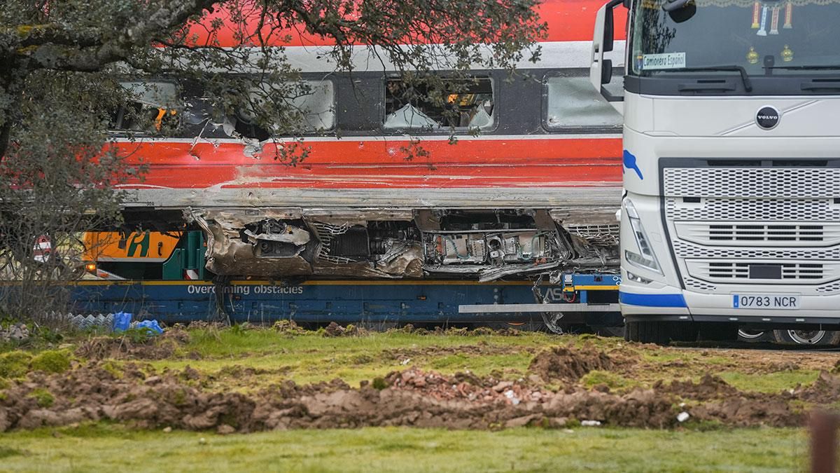 Retirada del tren Iryo de la vía de Adamuz donde ocurrió el accidente