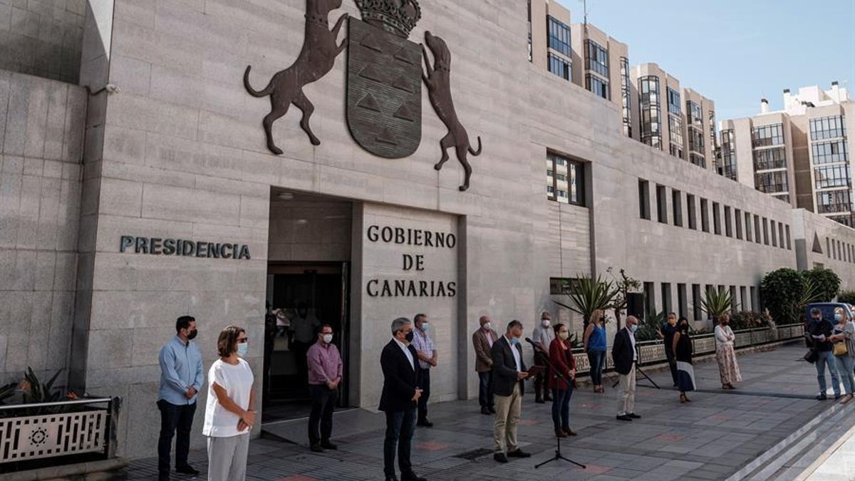 El presidente de Canarias, Ángel Víctor Torres, y parte de sus consejeros participan en Las Palmas de Gran Canaria contra el último crimen machista sucedido en La Laguna.
