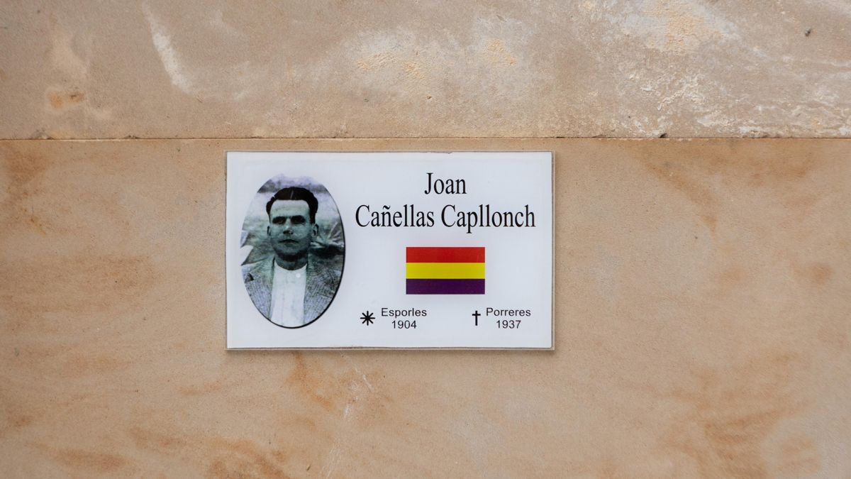 Placa con el nombre de Joan Canyelles Capllonch en el cementerio de Esporles
