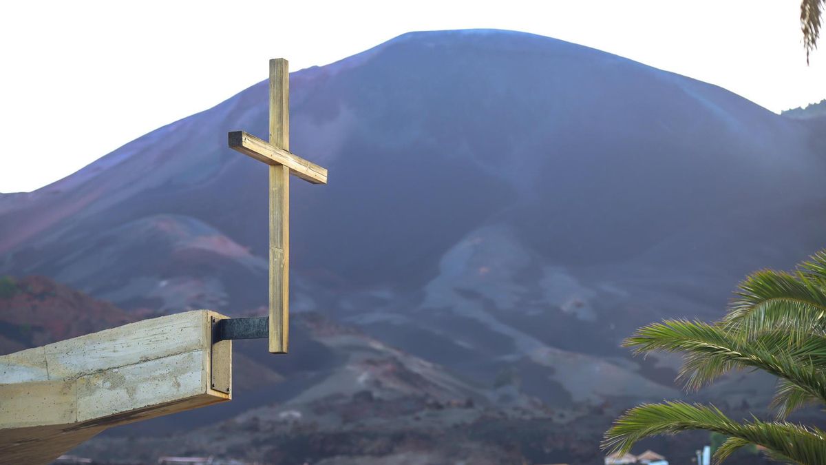El cementerio de Nuestra Señora de Los Ángeles, en Las Manchas, tras la retirada de unos 30.000 metros cúbicos de lava que afectaron al 65 % del recinto durante la erupción de 2021