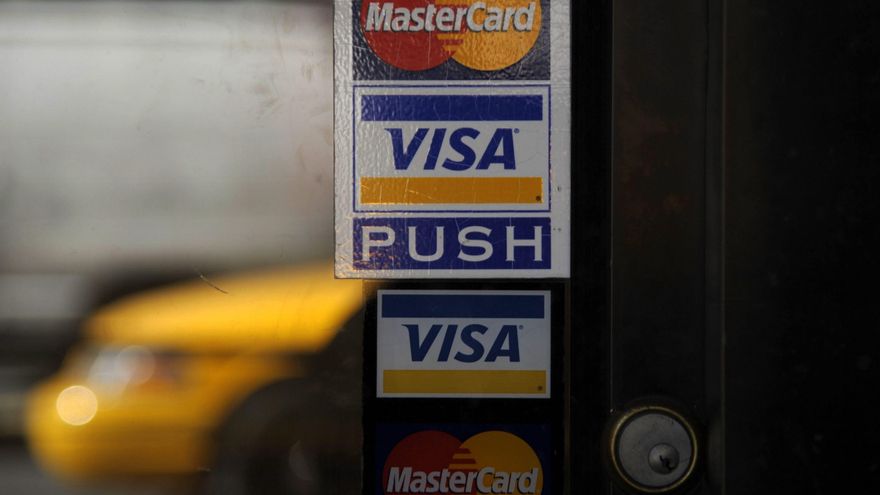 Vista de los logos de Visa y Mastercard, en una fotografía de archivo. EPA/PETER FOLEY EPA/PETER FOLEY