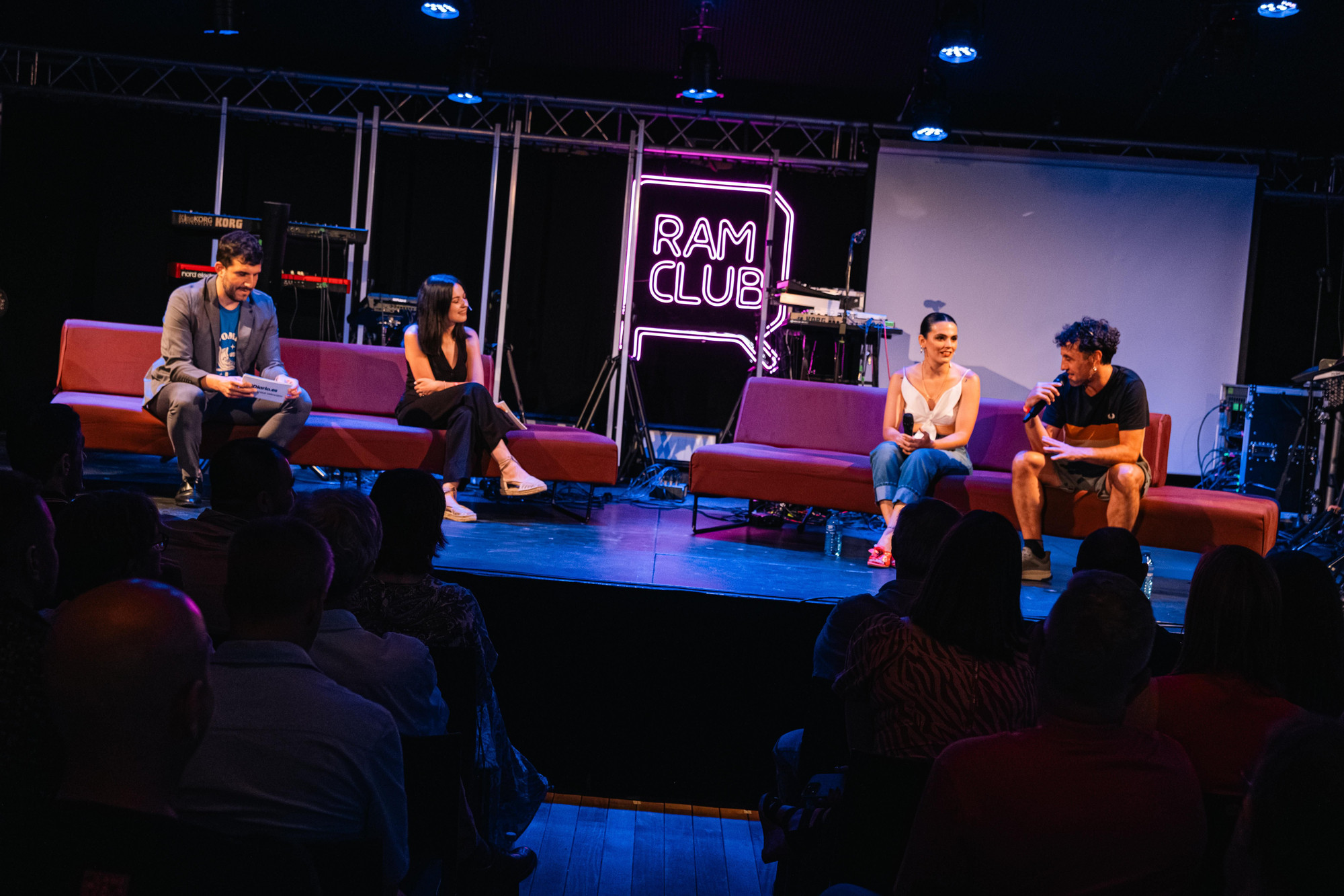 Sergi Pitarch i María Palau dialoguen amb La Maria i Arnau, de Malifeta, en la I Festa pel Valencià d'elDiario.es.