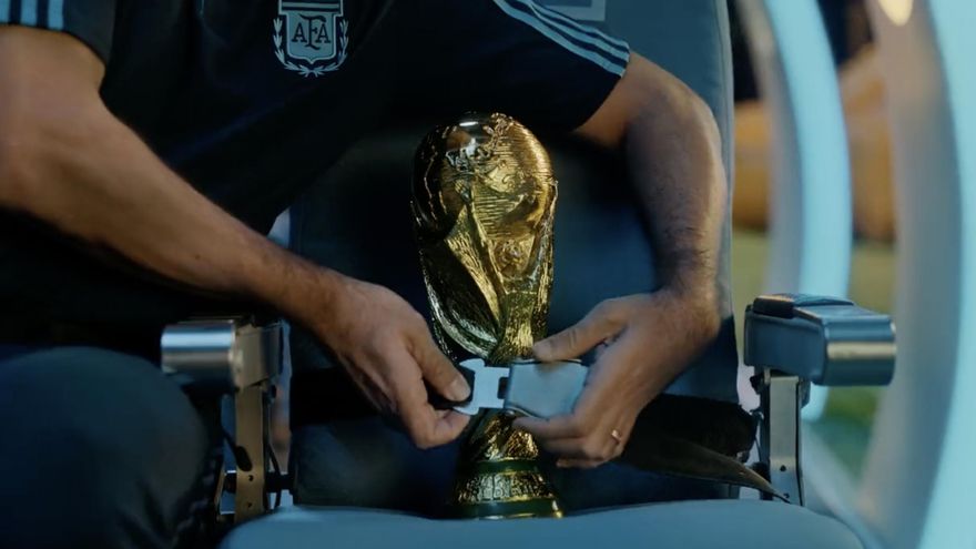 Furor por la actuación de Scaloni, Samuel, Ayala y Aimar en el nuevo video de Aerolíneas Argentinas