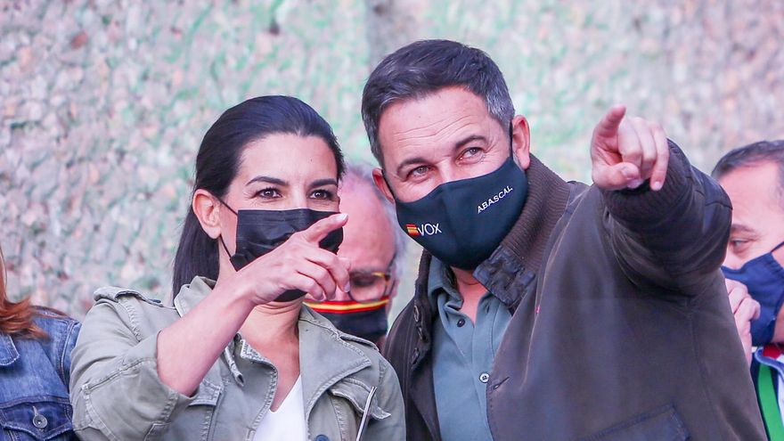La candidata de Vox a la Presidencia de la Comunidad de Madrid, Rocío Monasterio, y el líder de la formación, Santiago Abascal, en el último acto de campaña del partido en la Plaza de Colón.