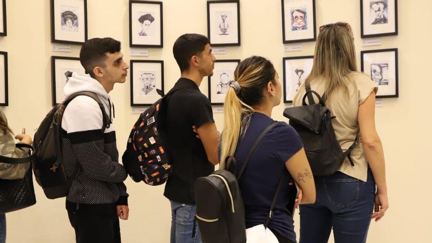 Estudiantes visitan la exposición