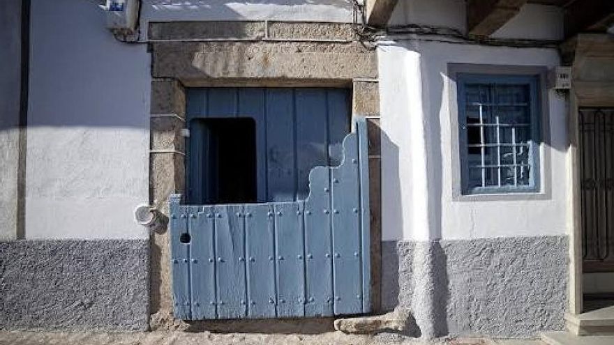 El pintoresco pueblo salmantino con "batipuertas" en sus casas y "regaderas" en sus empinadas calles