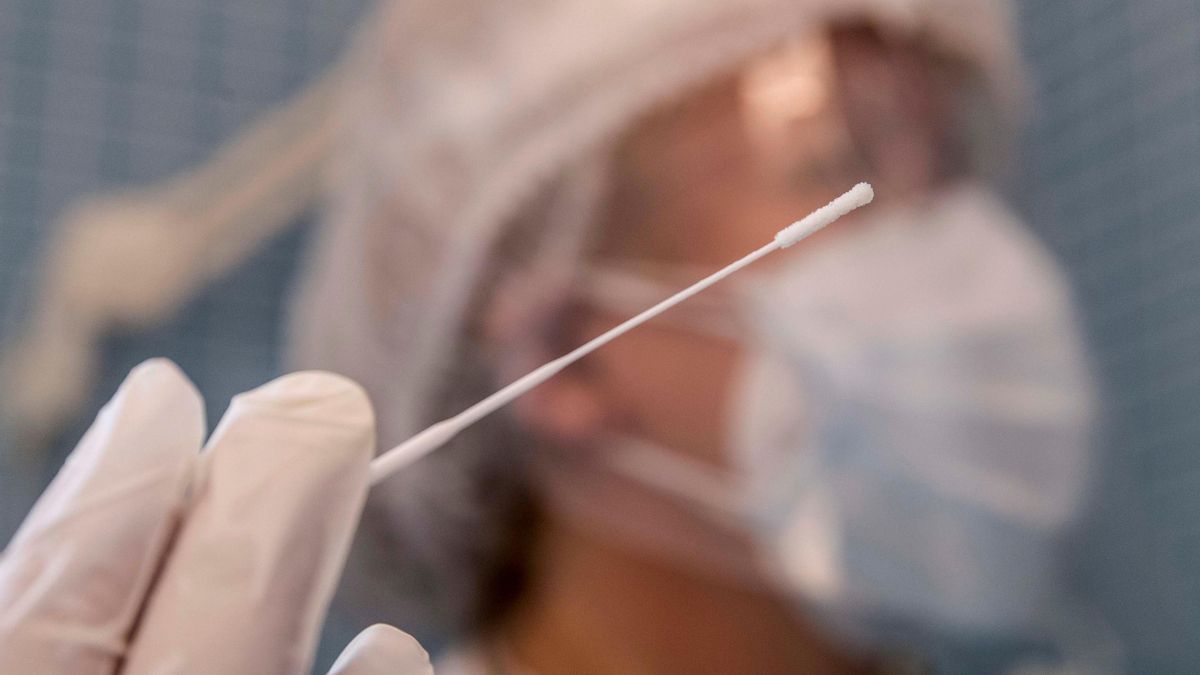 Una enfermera sostiene un bastoncillo mientras realiza una prueba PCR. EFE/ Marcial Guillén/Archivo