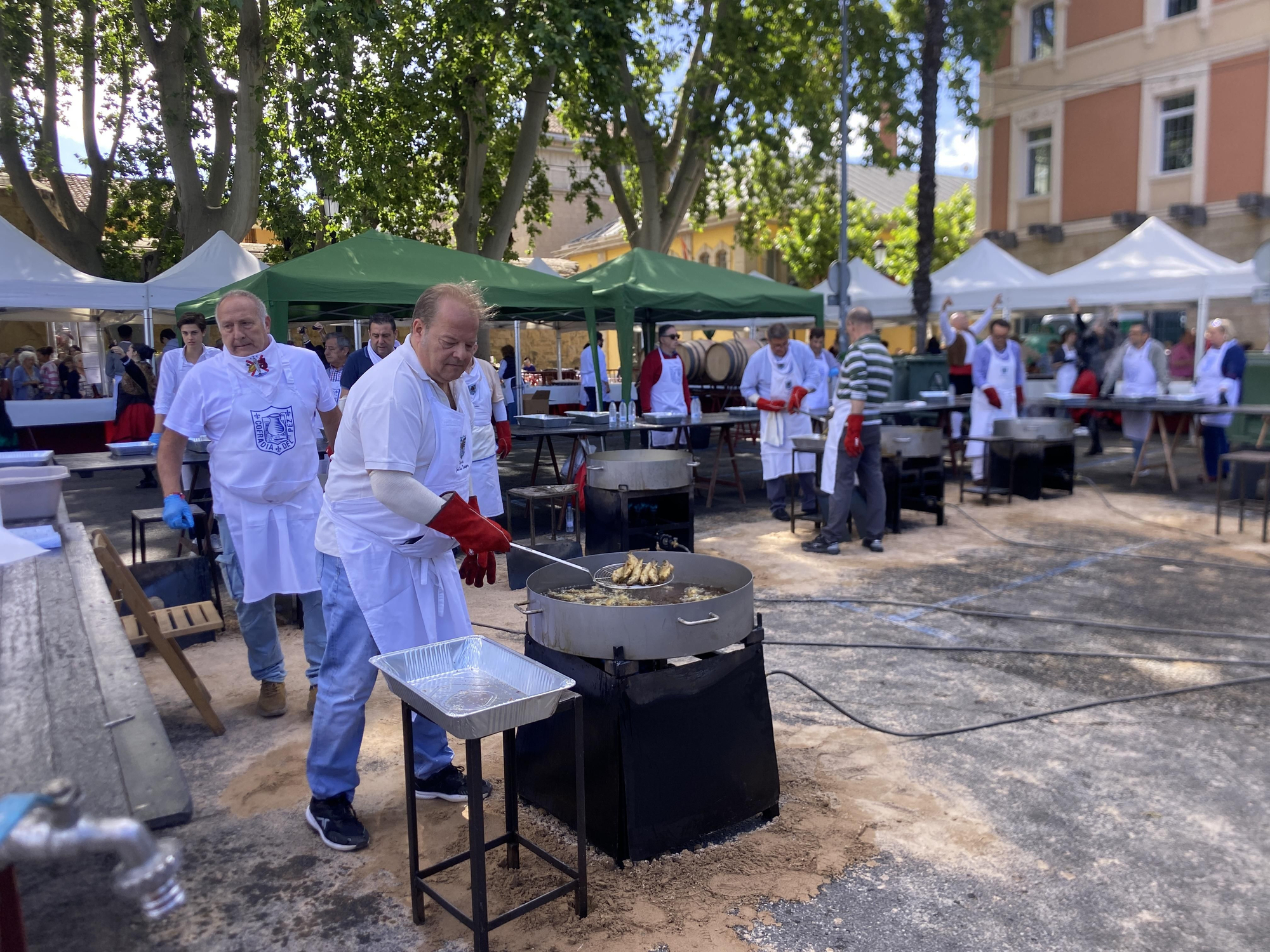 Reparto del pan, el pez y el vino por San Bernabé en Logroño