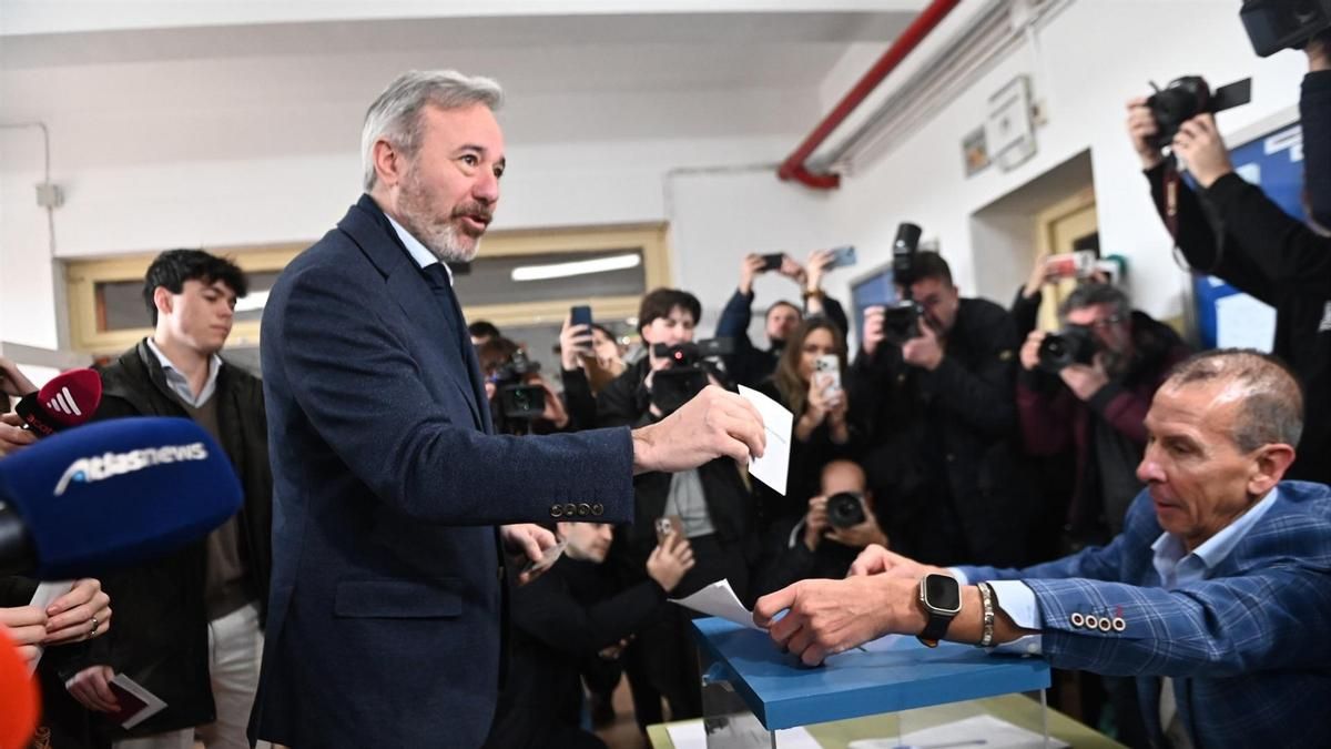 El candidato del PP a la Presidencia de Aragón, Jorge Azcón, ejerce su derecho a voto, en el IES Virgen del Pilar de Zaragoza