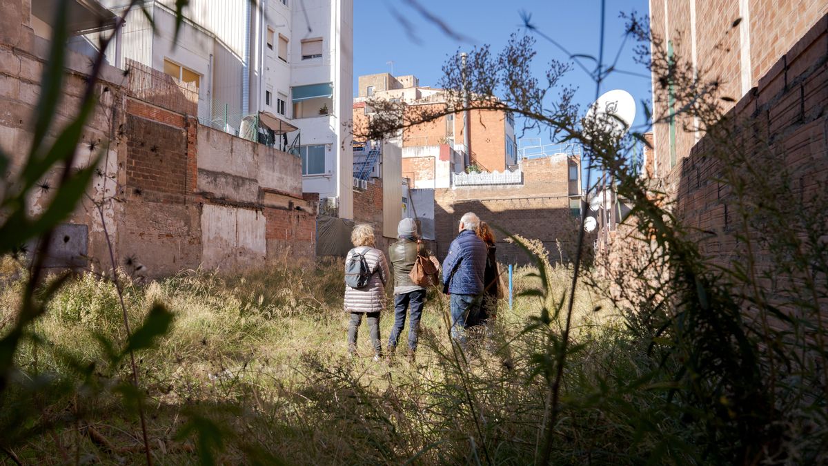 Miembros de la Constel·lació visitan el solar de la calle Progrés de Badalona en la que construirán su finca cooperativa