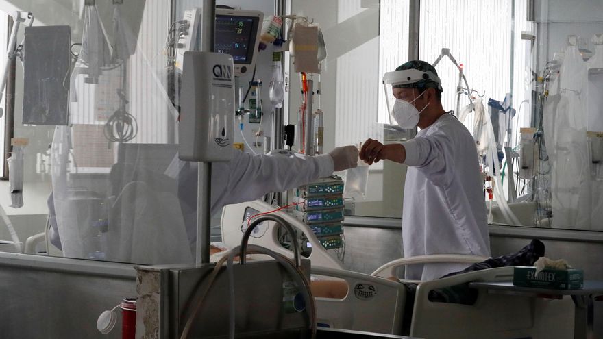 Empleados de la salud trabajan en una unidad de cuidados intensivos de covid-19 en Bogotá (Colombia). EFE/Carlos Ortega/Archivo