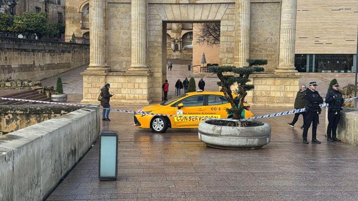 Cortan el Puente Romano de Córdoba.