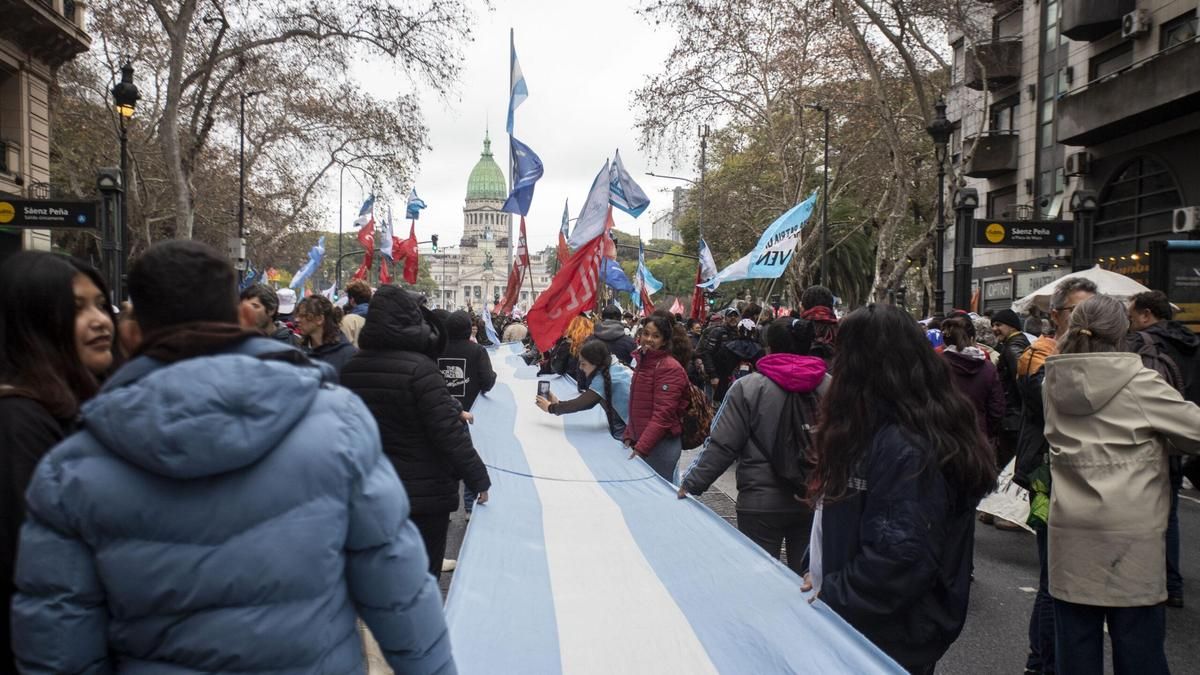 Tras una masiva marcha en rechazo, la oposición intenta voltear capítulos de la Ley de Propiedad Privada