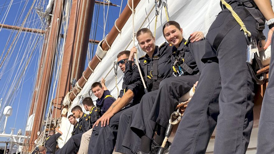Nuevas imágenes de la princesa a bordo del buque Elcano, que llega a mitad de la travesía
