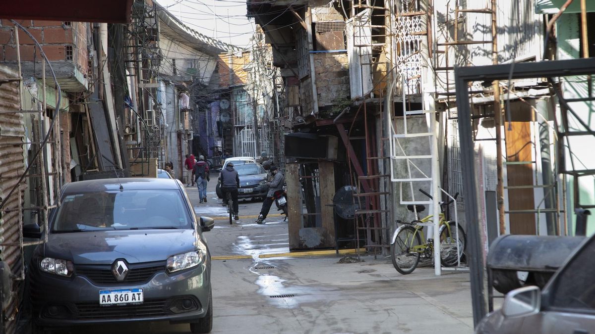 La falta de obras de expansión y la concentración de inversiones en zonas rentables dejó a hogares de menores ingresos sin acceso al saneamiento, lo que multiplicó los riesgos de enfermedades en barrios populares.