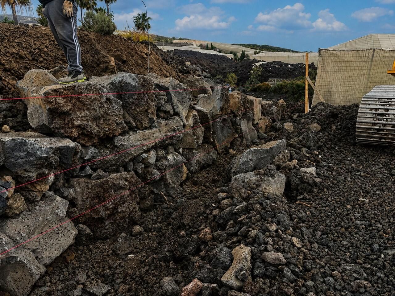 Trabajos de reconstrucción de una  finca platanera destruida por el volcán  Tajogaite en 2021.