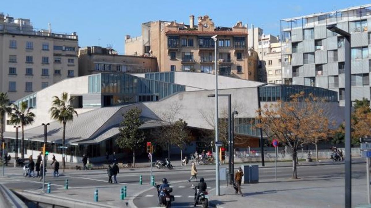 La biblioteca Jaume Fuster, en la plaza Lesseps de Barcelona.