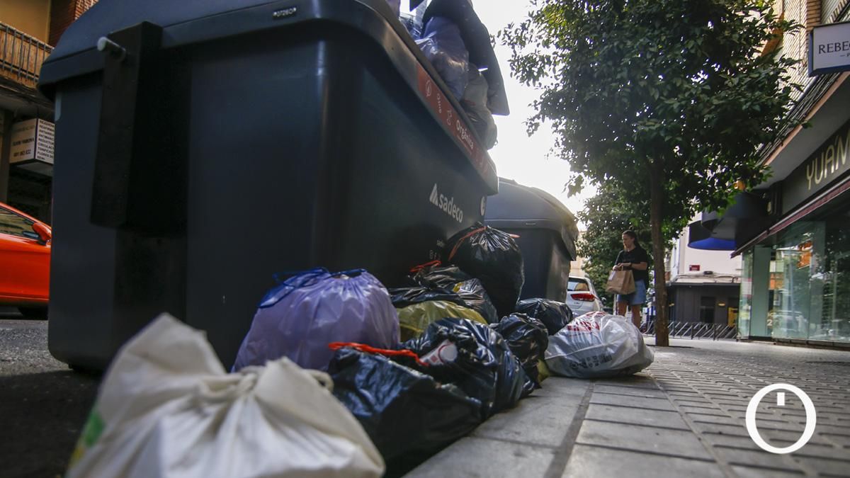 Contenedores de basura sin recoger