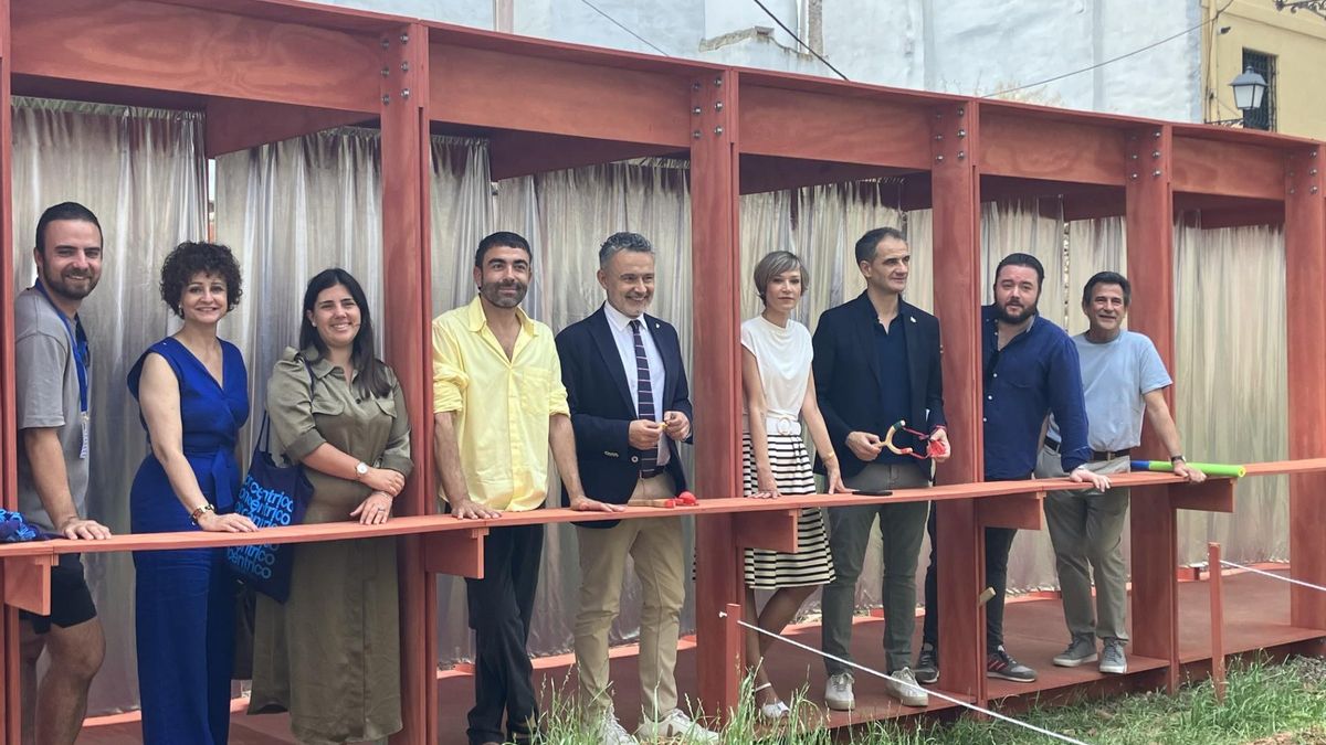 El alcalde Conrado Escobar y el director de Concéntrico, Javier Peña, en la intervención ‘Un tercio de vida'